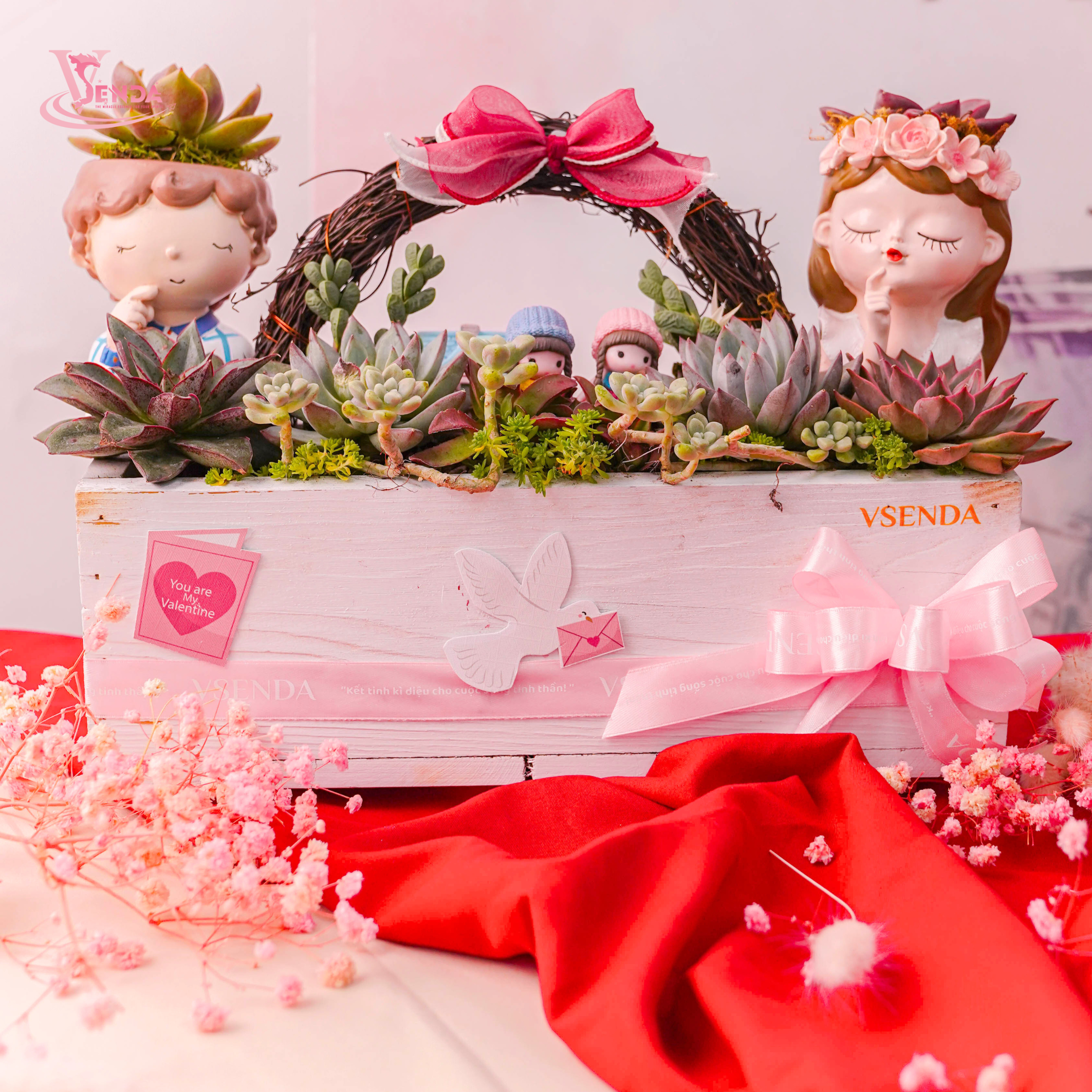 Chậu Gỗ Sen Đá Kèm Cô Gái Chàng Trai Valentine